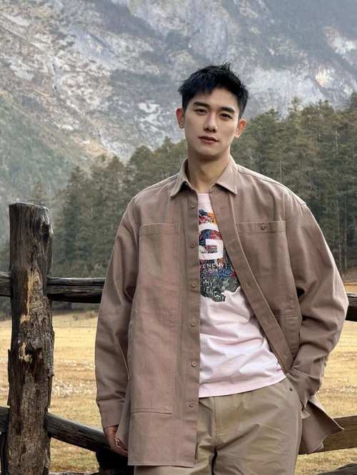 拍照好看的姿势男生图2