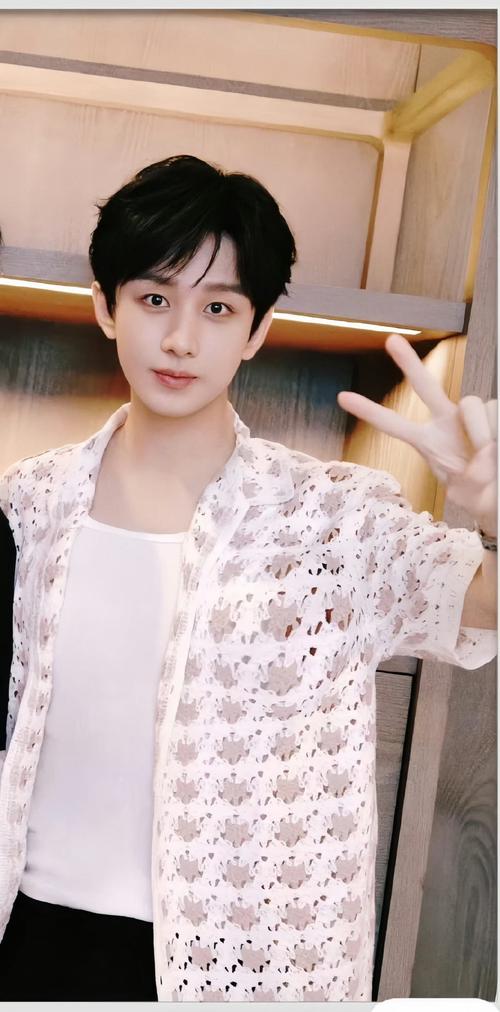 男生比较乖或者比较帅的拍照姿势?男生比较好看的手势?