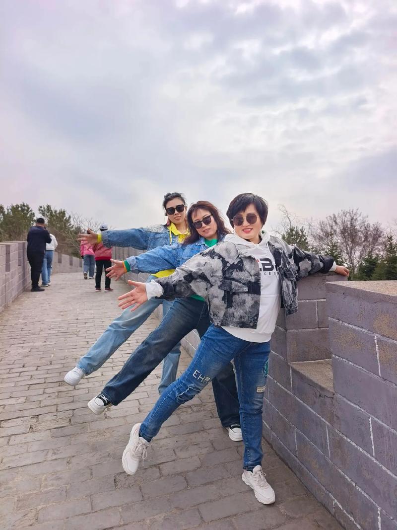 和朋友出游合照时摆什么姿势比较有创意?