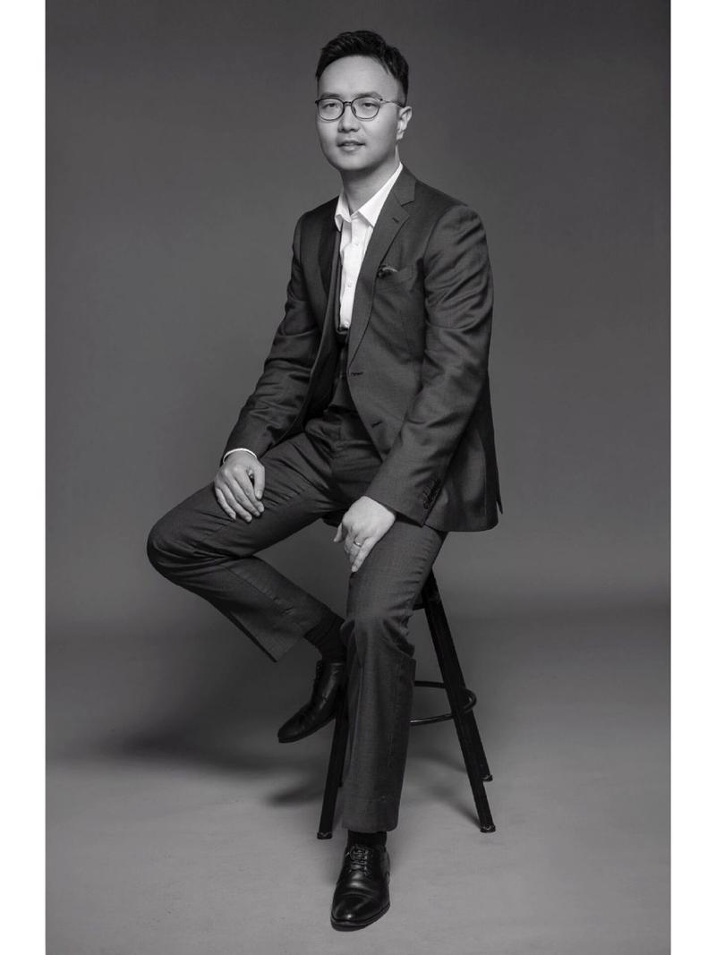 男生西装拍照姿势怎么摆图2