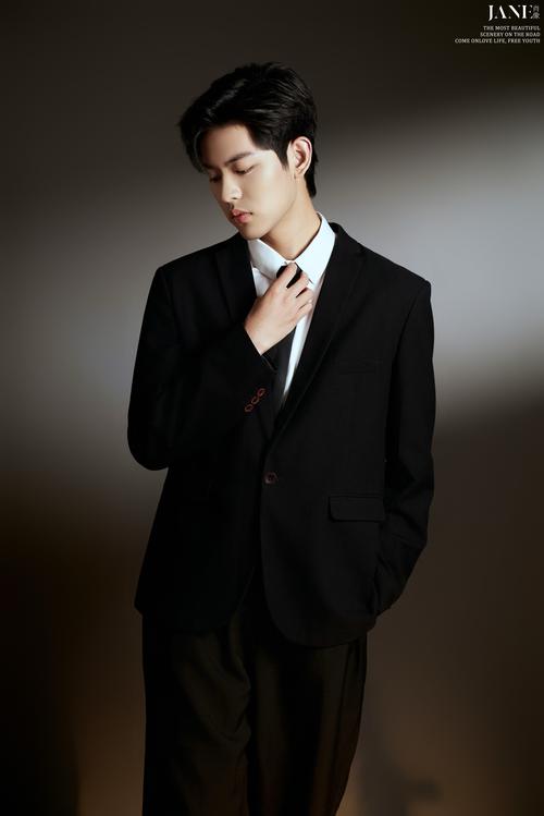 17岁男生穿西装摆什么姿势拍照帅