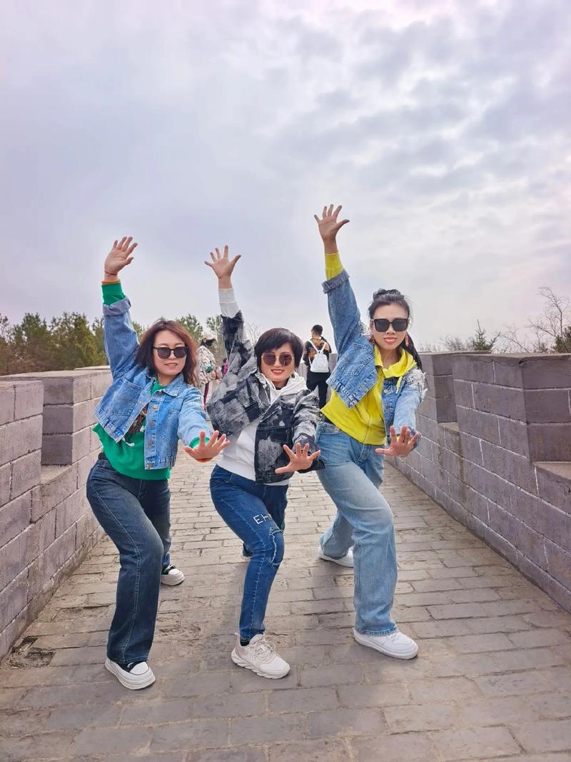 和朋友出游合照时摆什么姿势比较有创意?