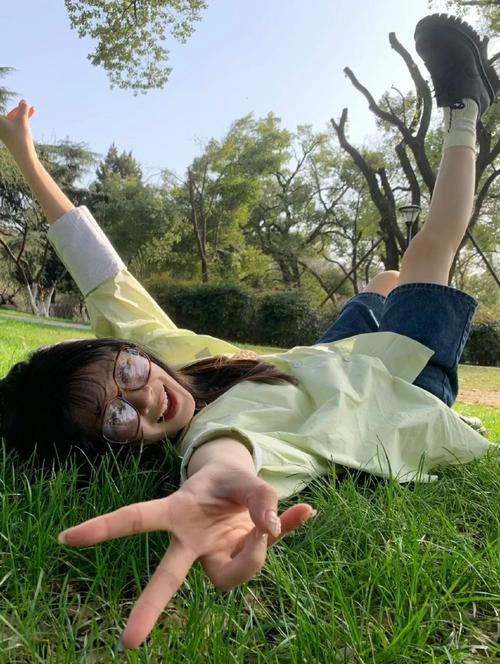 单人拍照姿势怎么摆女生景区图1