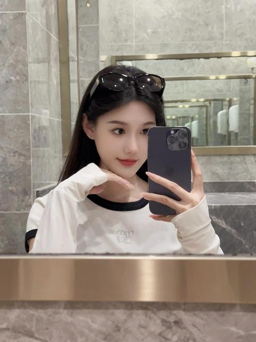 自拍拍照姿势怎么摆图1