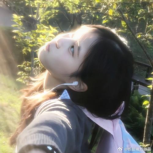 三人拍照姿势怎么摆女生头像图3