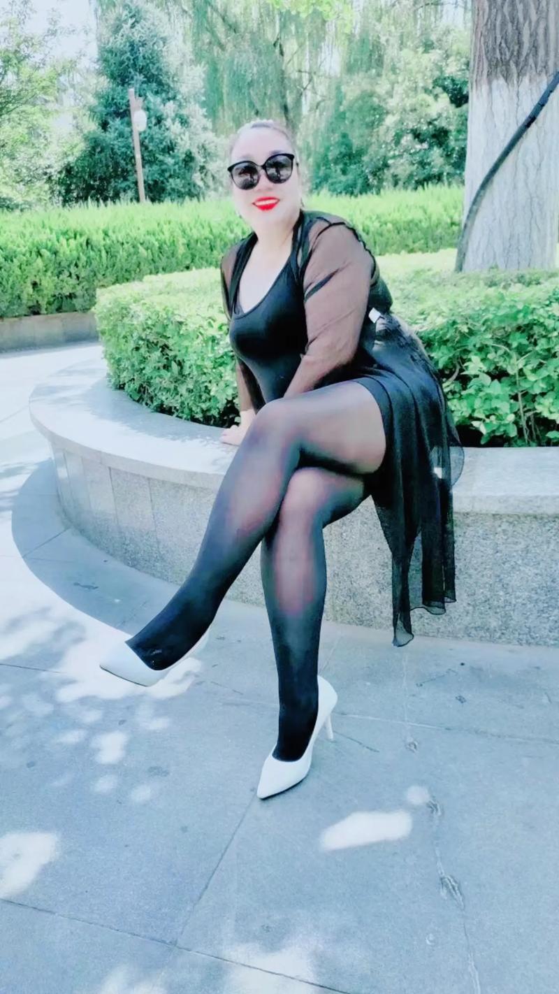 拍照姿势怎么摆女生站姿好看图1