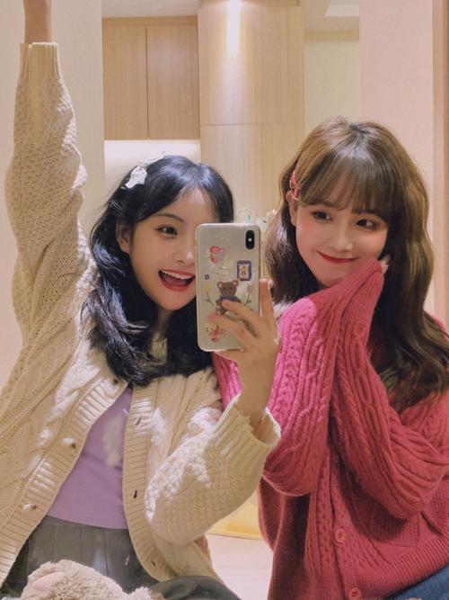 闺蜜两人对镜自拍姿势