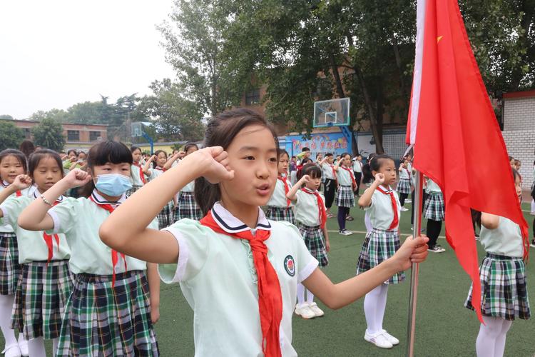 宣誓正确姿势图片高清图2