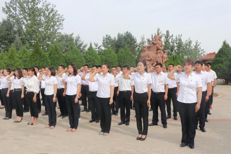 入党宣誓时右手应该放在哪里