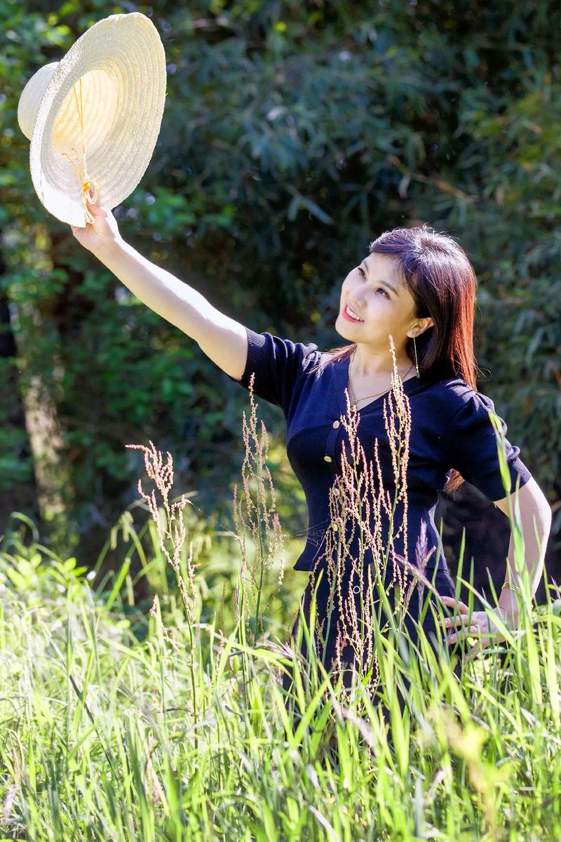 拍照姿势怎么摆女户外图片图2