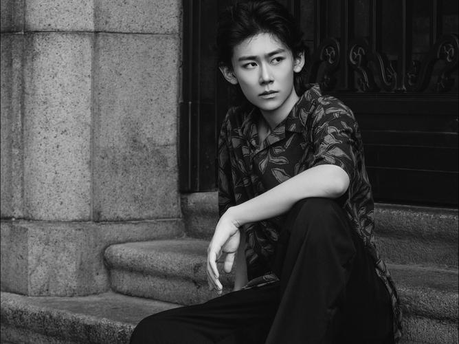 拍照姿势男士坐着图片高清图1