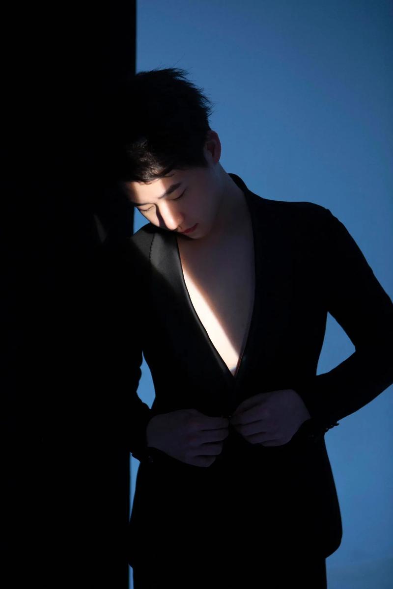 拍照姿势男士坐着图片高清图2