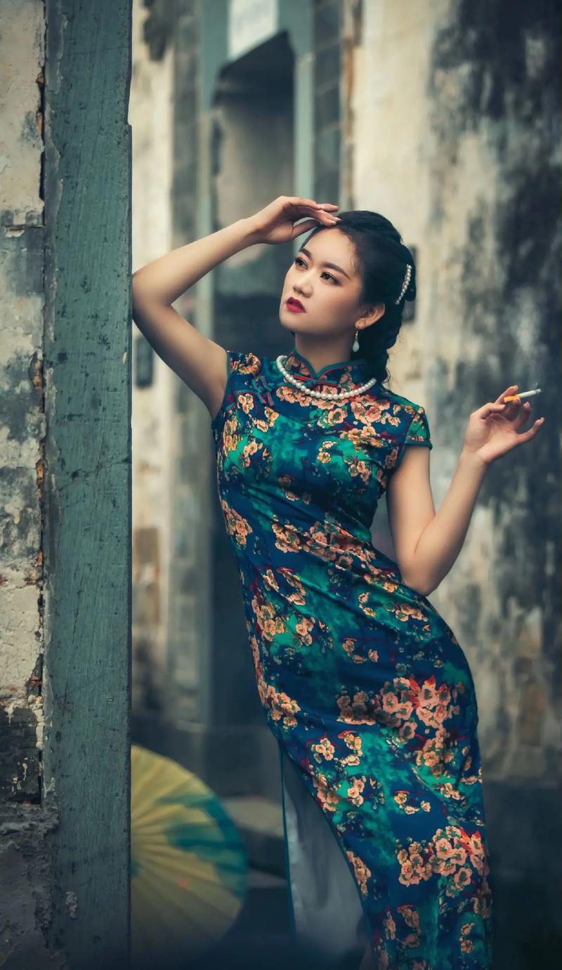 旗袍拍照姿势大全图片外景图1