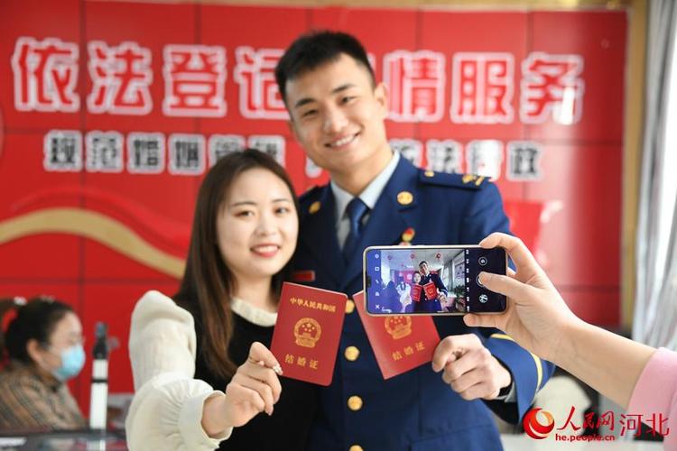 拍照姿势怎么摆好看图片红底白底图2