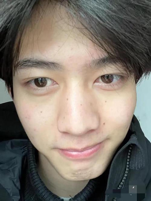 甘望星晒出怼脸自拍,这个角度的自拍照会好看吗?