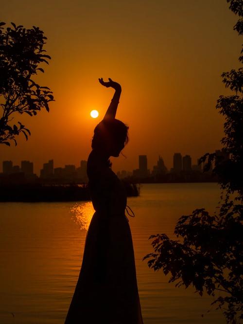 手机怎么拍出剪影效果