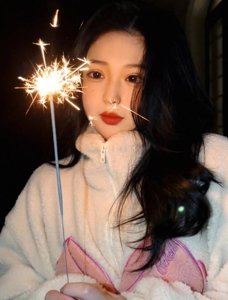 新年拍照姿势递烟花图2