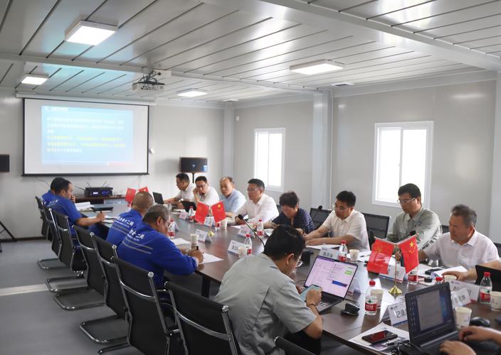 领导拍照姿势握手图1