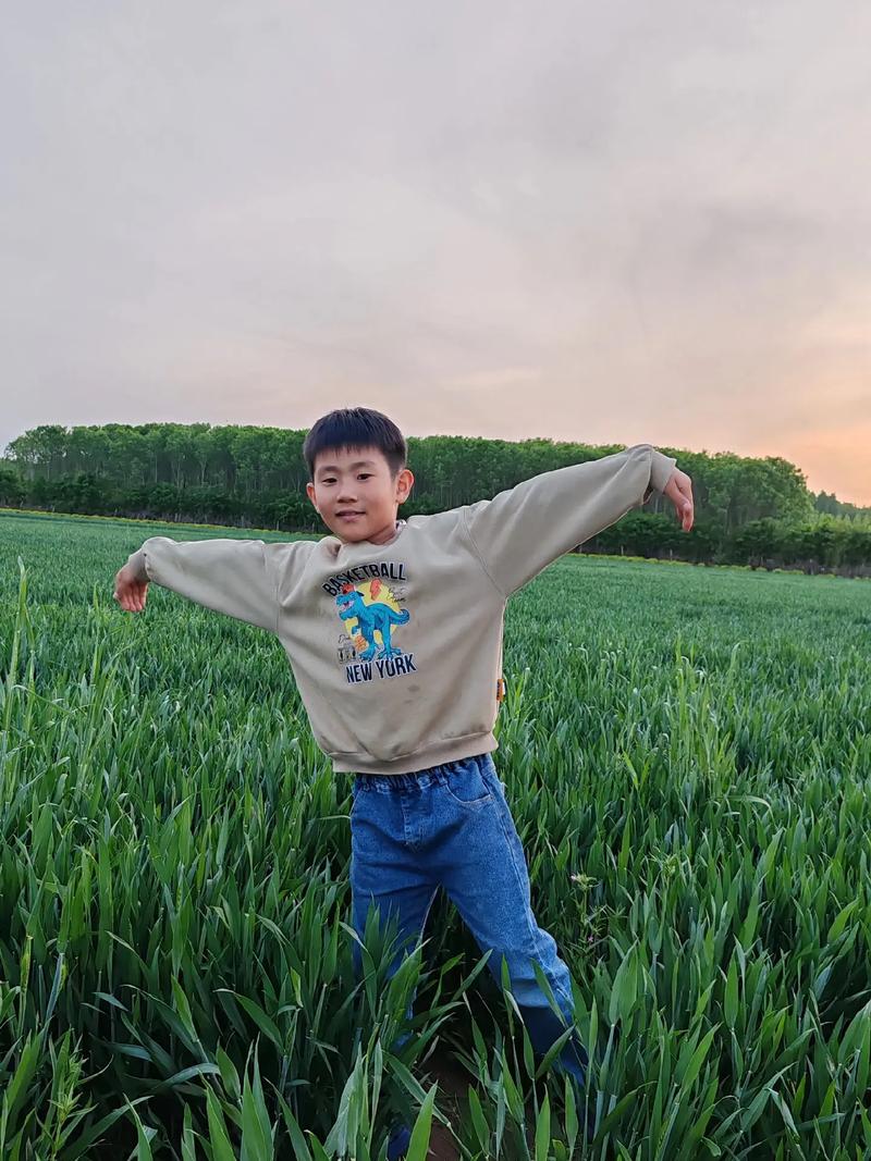 眼睛小的男生拍照摆什么姿势和表情比较好看?