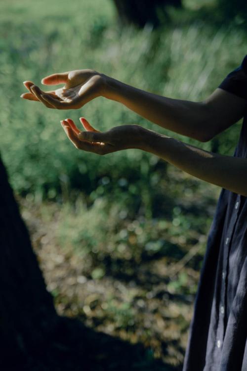 咖啡厅拍照姿势怎么摆图1