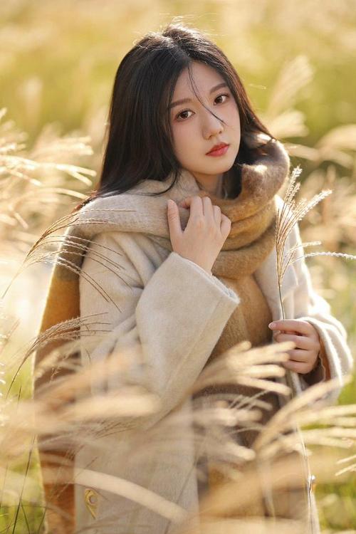 单人拍照姿势怎么摆女生好看图2