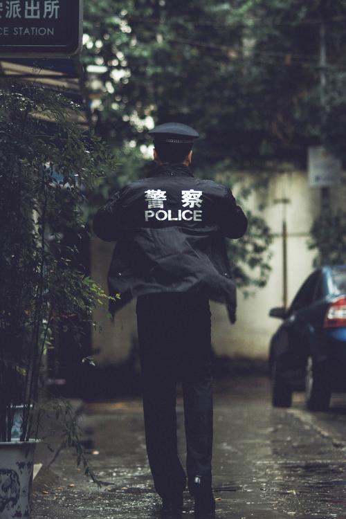 单手扶帽檐的拍照姿势图3