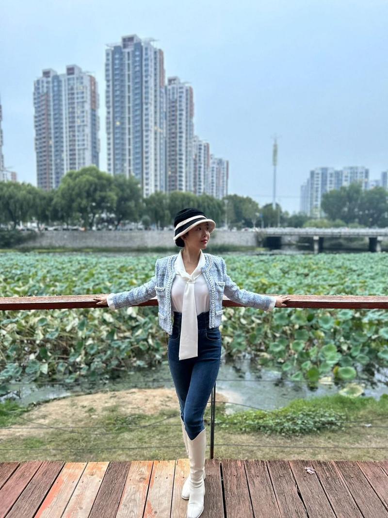 中老年人怎样拍照摆姿势好看