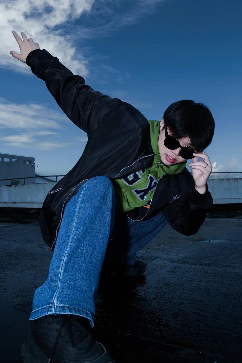 男生拍照姿势大全!这样拍一定帅!图3