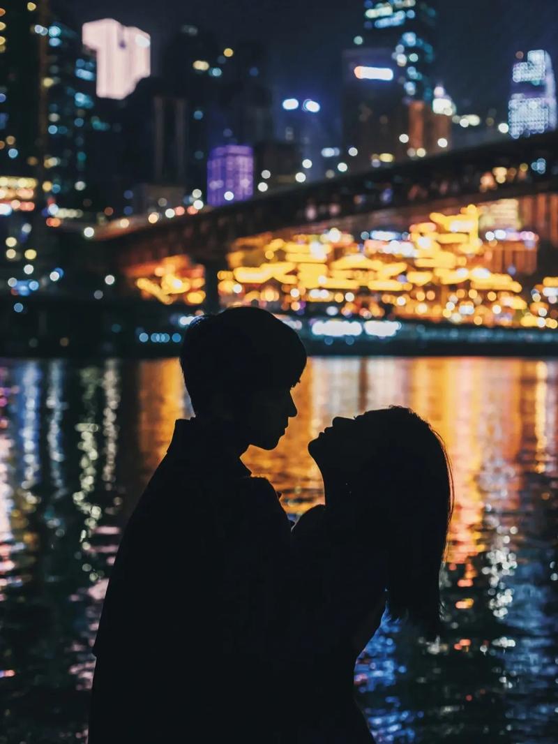 男子给女朋友拍照实际上在查手机图2