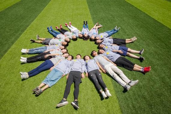 8个人拍照姿势怎么摆图2