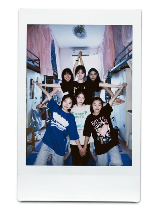 8个人拍照姿势怎么摆图1