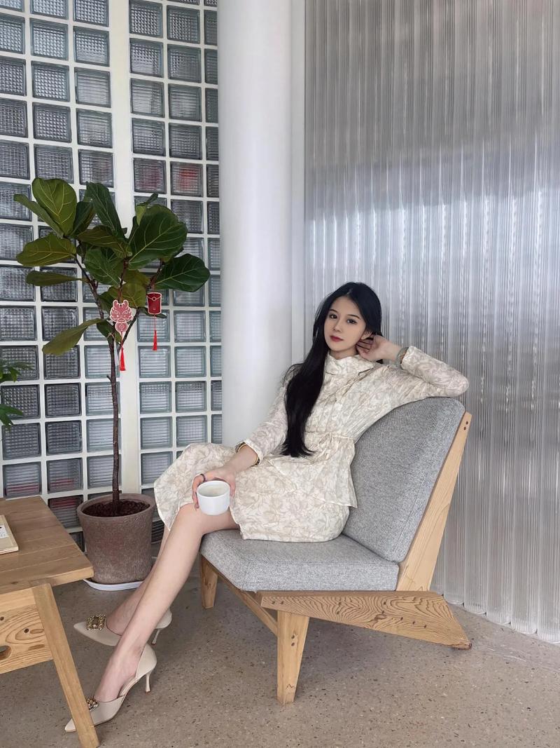 拍照姿势动作大全室内女生图2