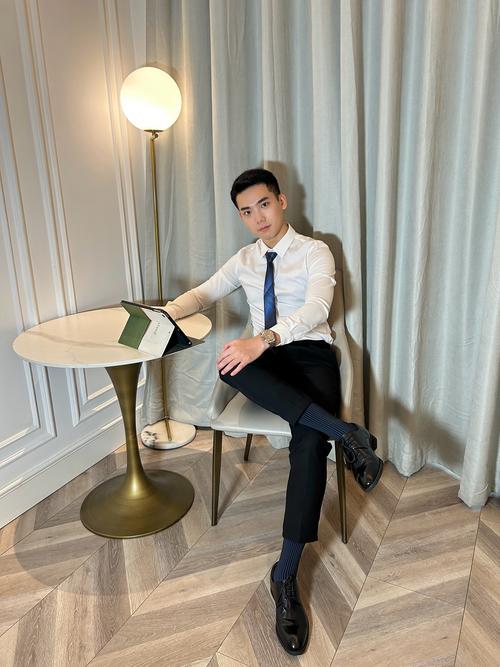 拍照姿势动作大全男生西装图3