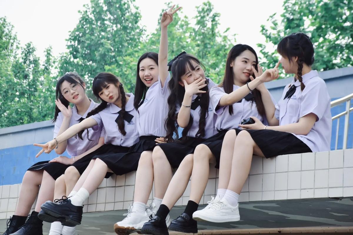 6人拍照的姿势大全图1