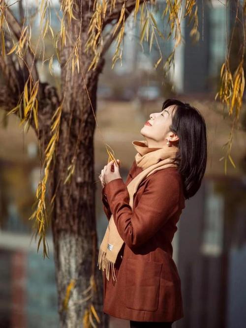 女人拍照姿势怎么摆好看一点图3