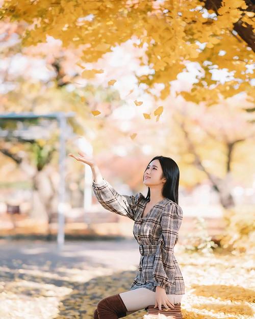 女孩子拍照的姿势有哪些图1