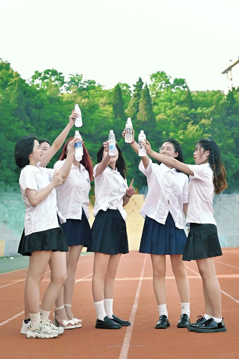 拍照的姿势动作大全女生图2