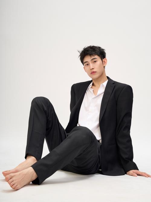 17岁男生穿西装摆什么姿势拍照帅