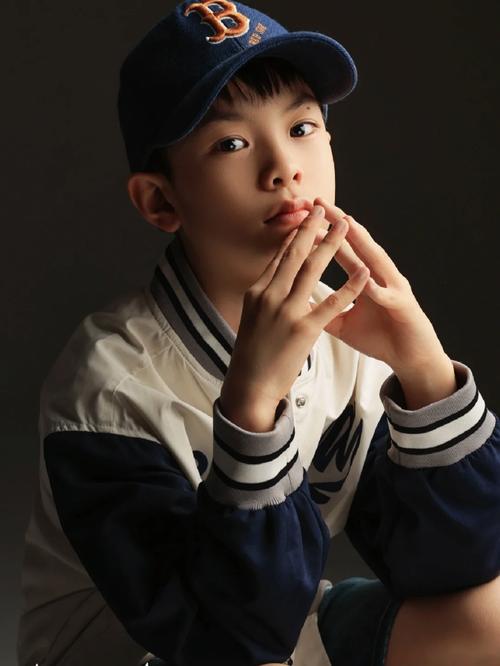 拍照姿势怎么摆好看男孩子图3