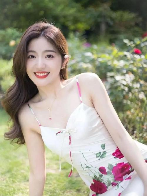 单人拍照姿势怎么摆女生上半身图2