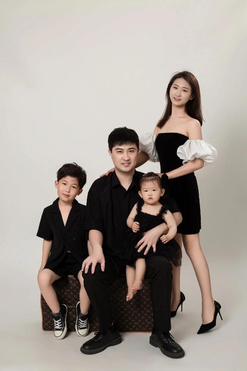 四人团队拍照姿势图2