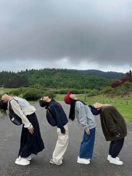 拍照姿势动作大全多人图2