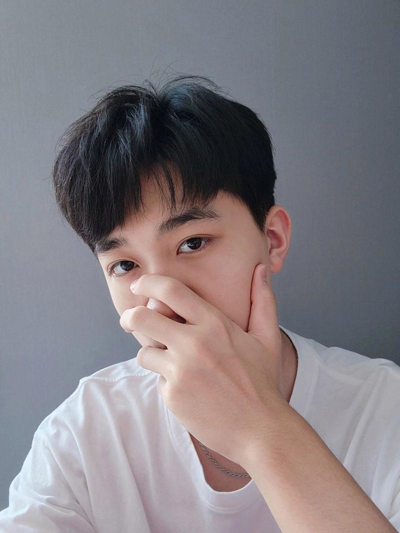 男生自拍拍照姿势怎么摆