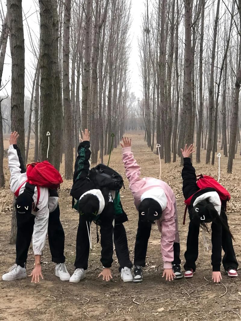 4人拍照姿势的摆法