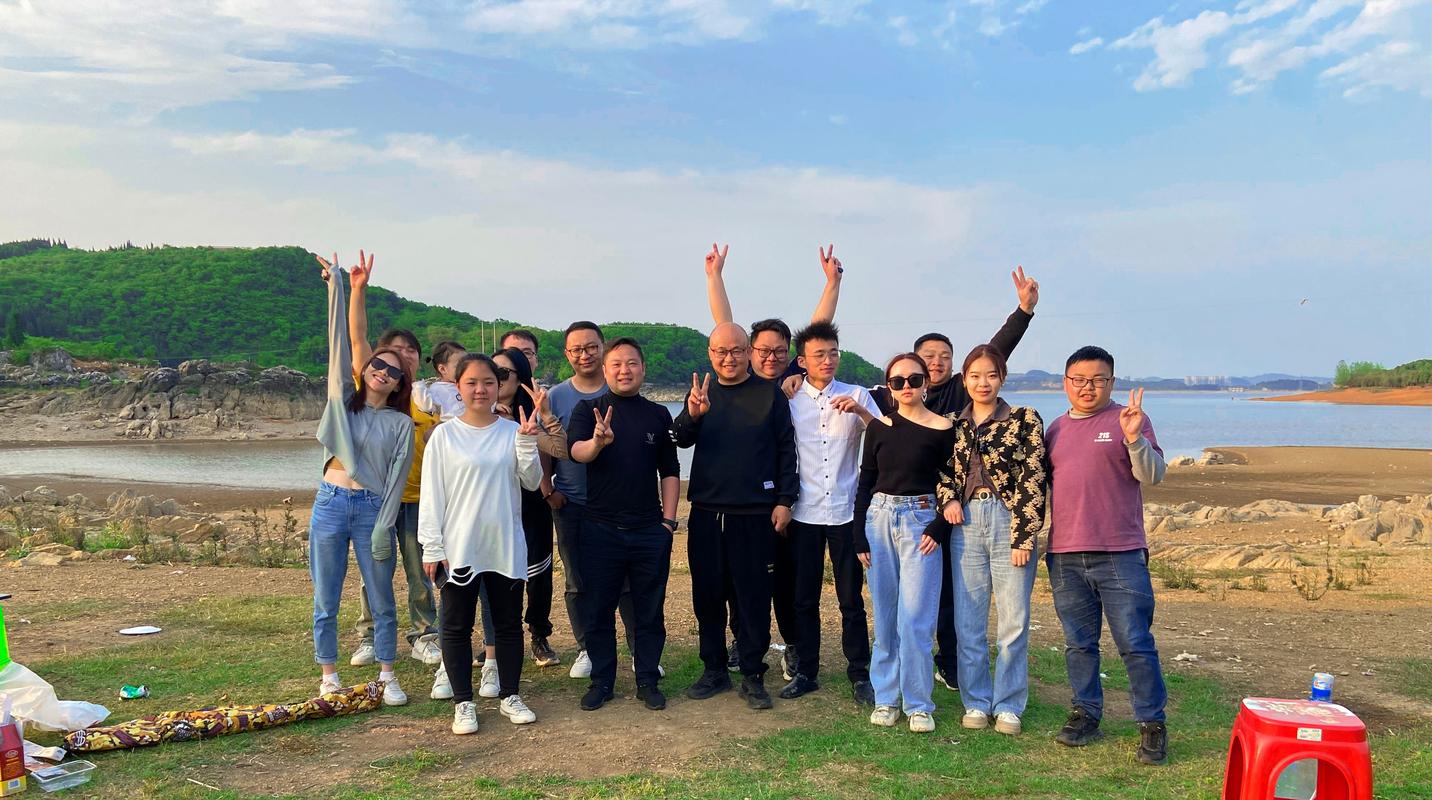 15人团队拍照姿势大全图片图1