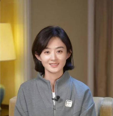 赵丽颖打卡哈尔滨!吃完饭穿羽绒服遛弯,颖宝好可爱你觉得吗?