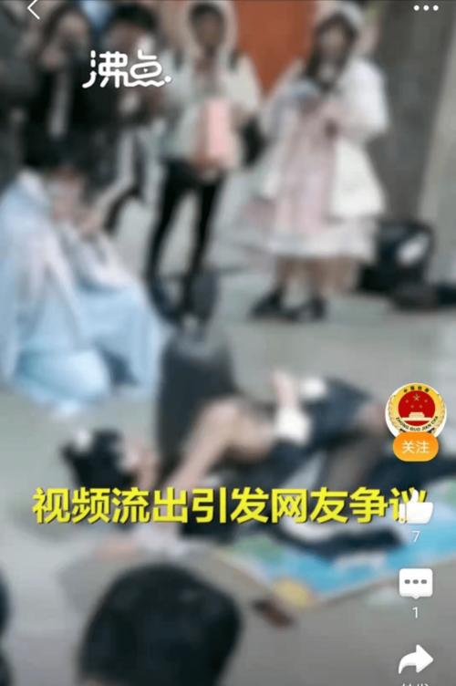 哈尔滨漫展翻车,一男一女摆拍辣眼睛,漫展圈很乱是真的吗?