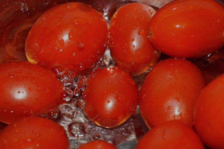 手机拍纯黑有很多亮点图3