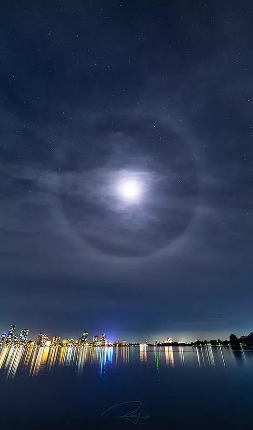 ...但是在ISO很高的情况下没有光线拍出的纯黑照片上有亮点...