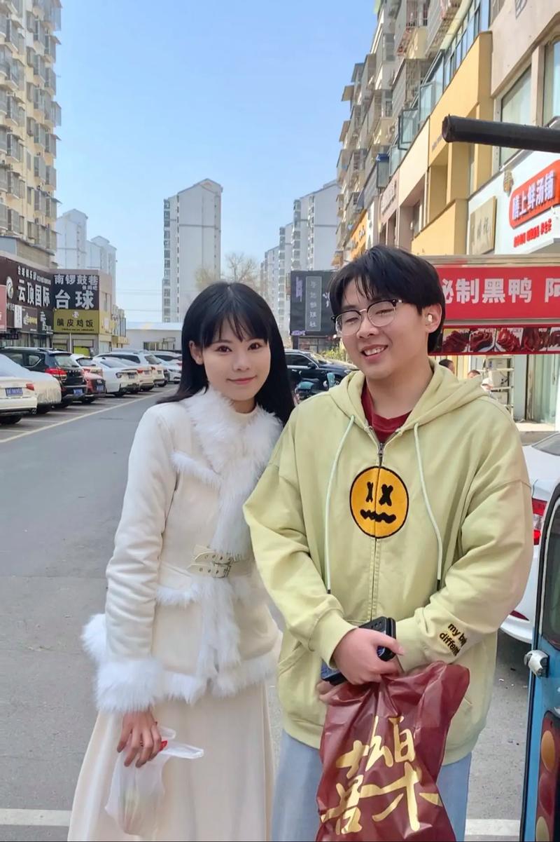 5岁外甥被小姨教成“人肉三脚架”,为何网友哭笑不得?